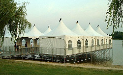 Tenten geplaatst op podium in het water